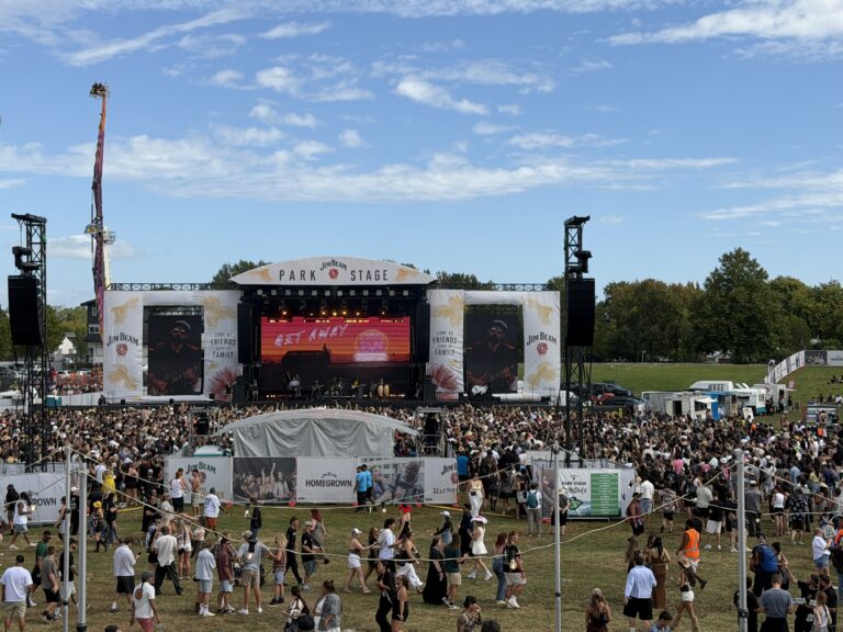 Home 4 wide shot main stage